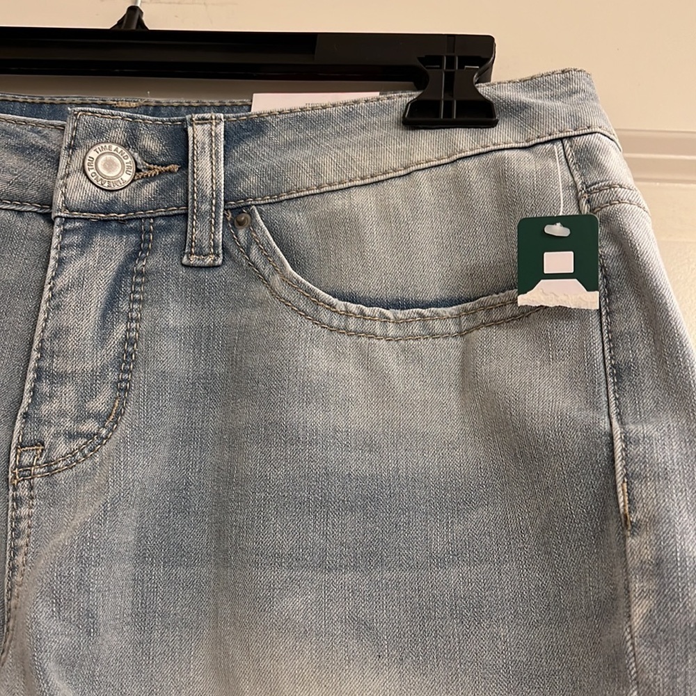 Time & Tru ladies jean shorts - Picture 3 of 6